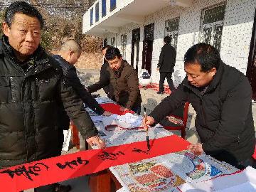 民革凤翔县总支开展“春联送祝福 墨香动山村”活动